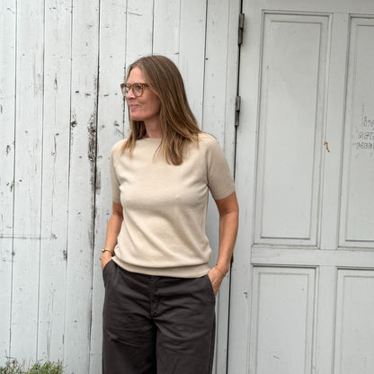 Raglan kortærmet strik fra Note Anecdote  i 90% merinould og 10% kashmir. Denne er i en lækker beige/off white farve