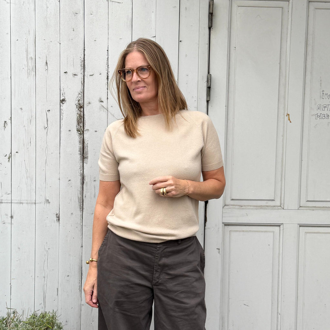 Raglan kortærmet strik fra Note Anecdote  i 90% merinould og 10% kashmir. Denne er i en lækker beige/off white farve