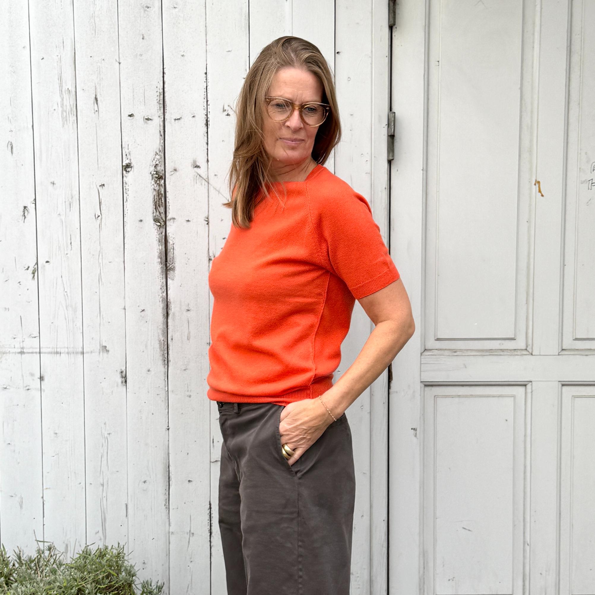 Raglan kortærmet strik fra Note Anecdote  i 90% merinould og 10% kashmir. Denne er i en lækker orange farve