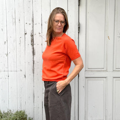Raglan kortærmet strik fra Note Anecdote  i 90% merinould og 10% kashmir. Denne er i en lækker orange farve