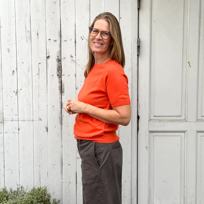 Raglan kortærmet strik fra Note Anecdote  i 90% merinould og 10% kashmir. Denne er i en lækker orange farve