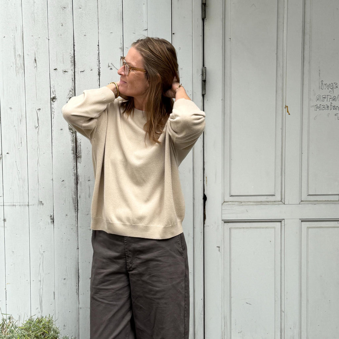 Langærmet bred strik fra Note Anecdote  i 90% merinould og 10% kashmir. Denne er i en beige farve