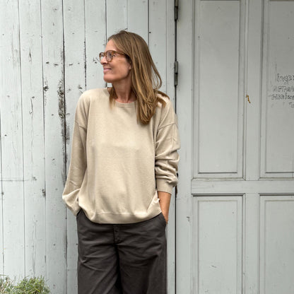 Langærmet bred strik fra Note Anecdote  i 90% merinould og 10% kashmir. Denne er i en beige farve