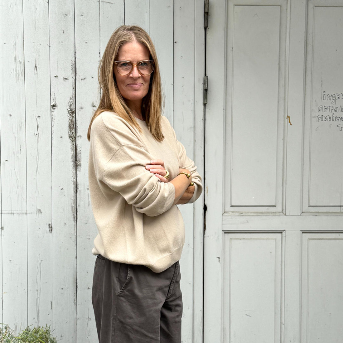 Langærmet bred strik fra Note Anecdote  i 90% merinould og 10% kashmir. Denne er i en beige farve