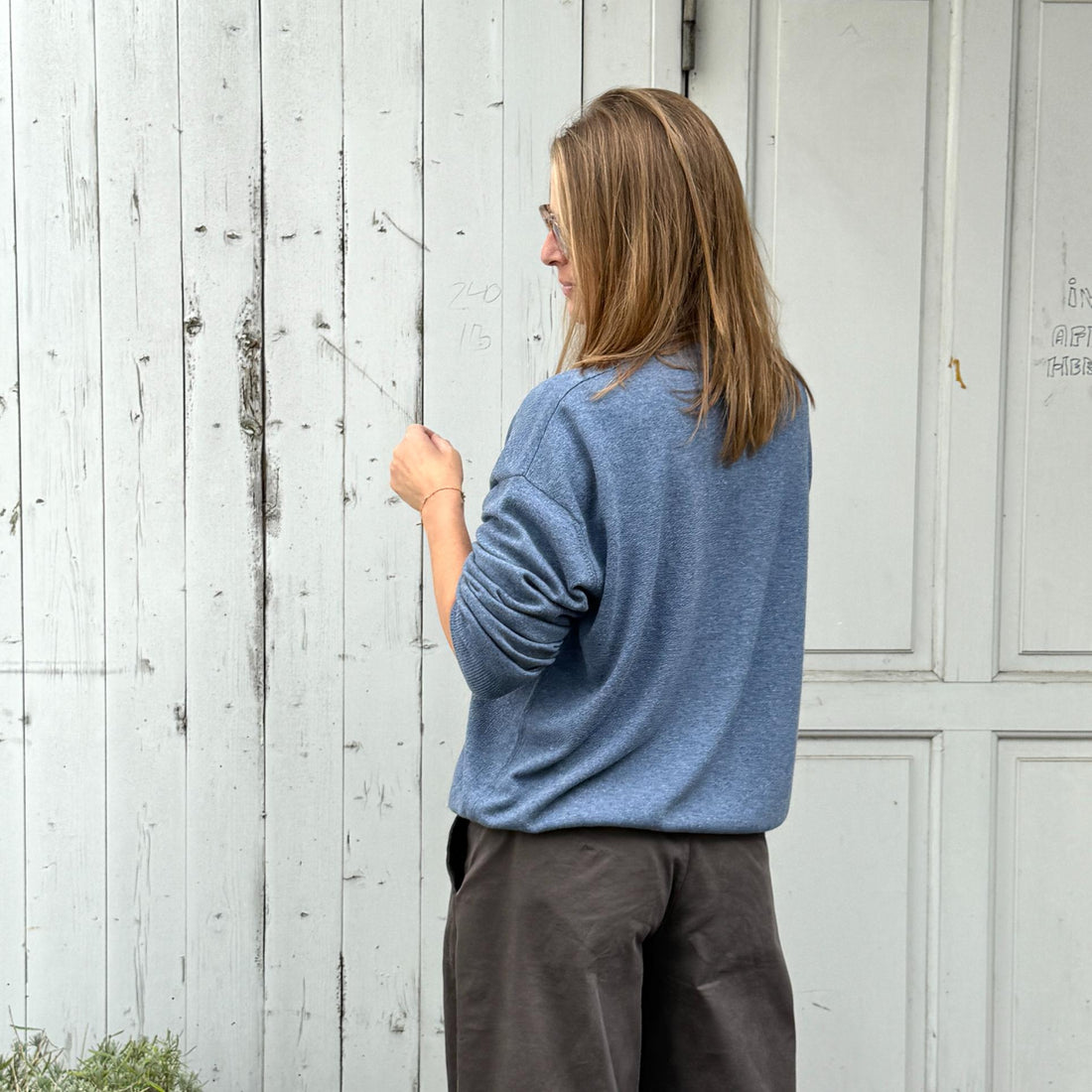 Langærmet bred strik fra Note Anecdote  i 90% merinould og 10% kashmir. Denne er i en blå farve