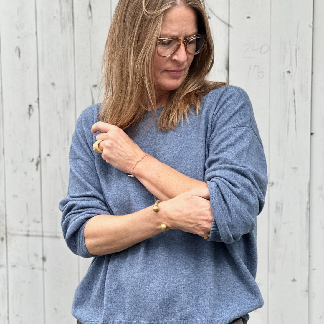 Langærmet bred strik fra Note Anecdote  i 90% merinould og 10% kashmir. Denne er i en blå farve