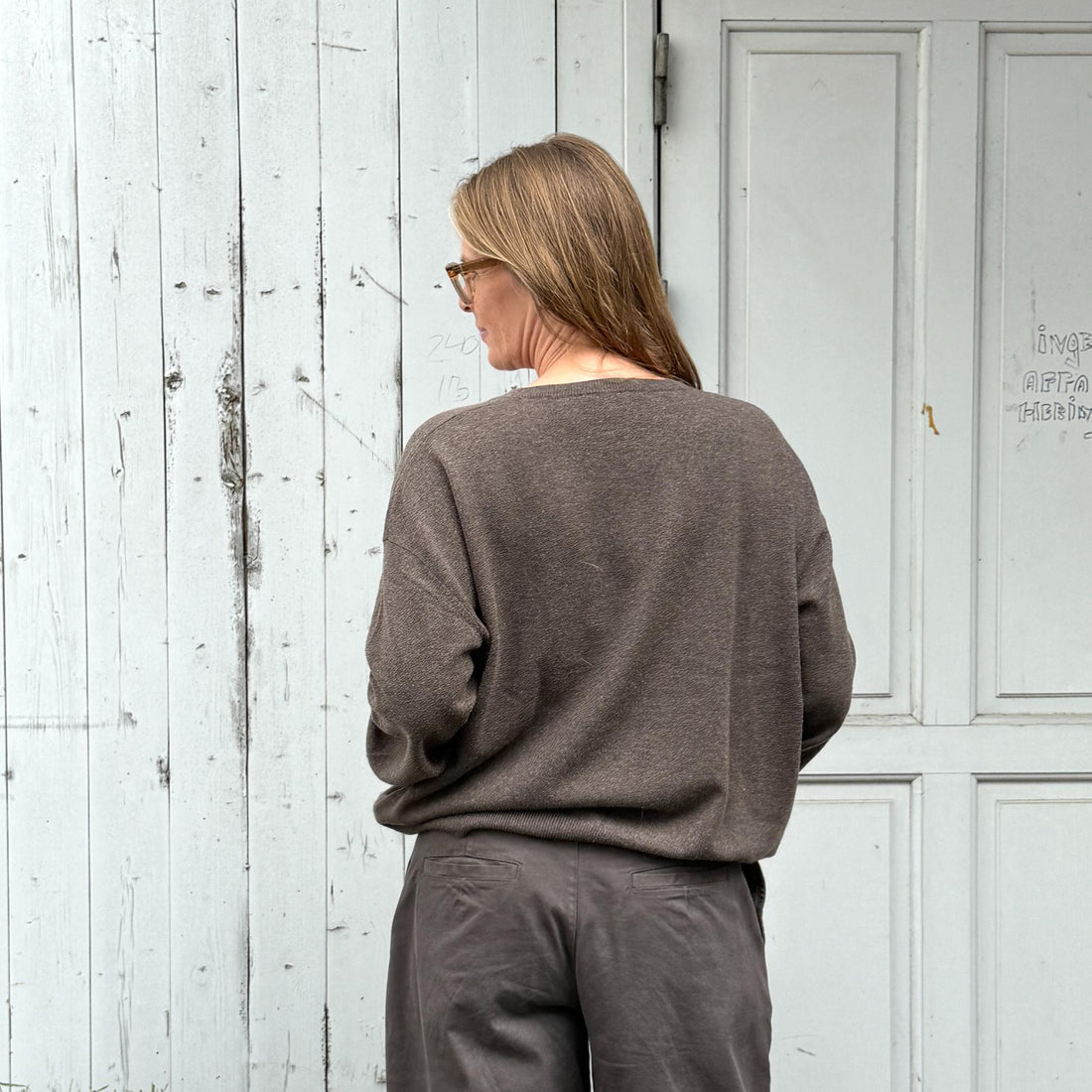 Langærmet bred strik fra Note Anecdote  i 90% merinould og 10% kashmir. Denne er i en brun farve