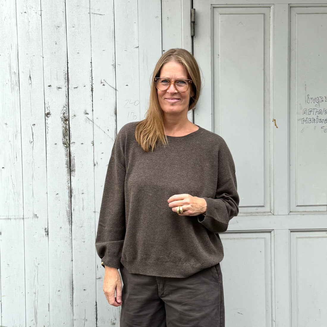 Langærmet bred strik fra Note Anecdote  i 90% merinould og 10% kashmir. Denne er i en brun farve