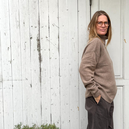 Vivian High striktrøjen fra Note Anecdote er en lækker tyk strik i en beige farve med høj hals. Perfekt til vinter og de kolde måneder!