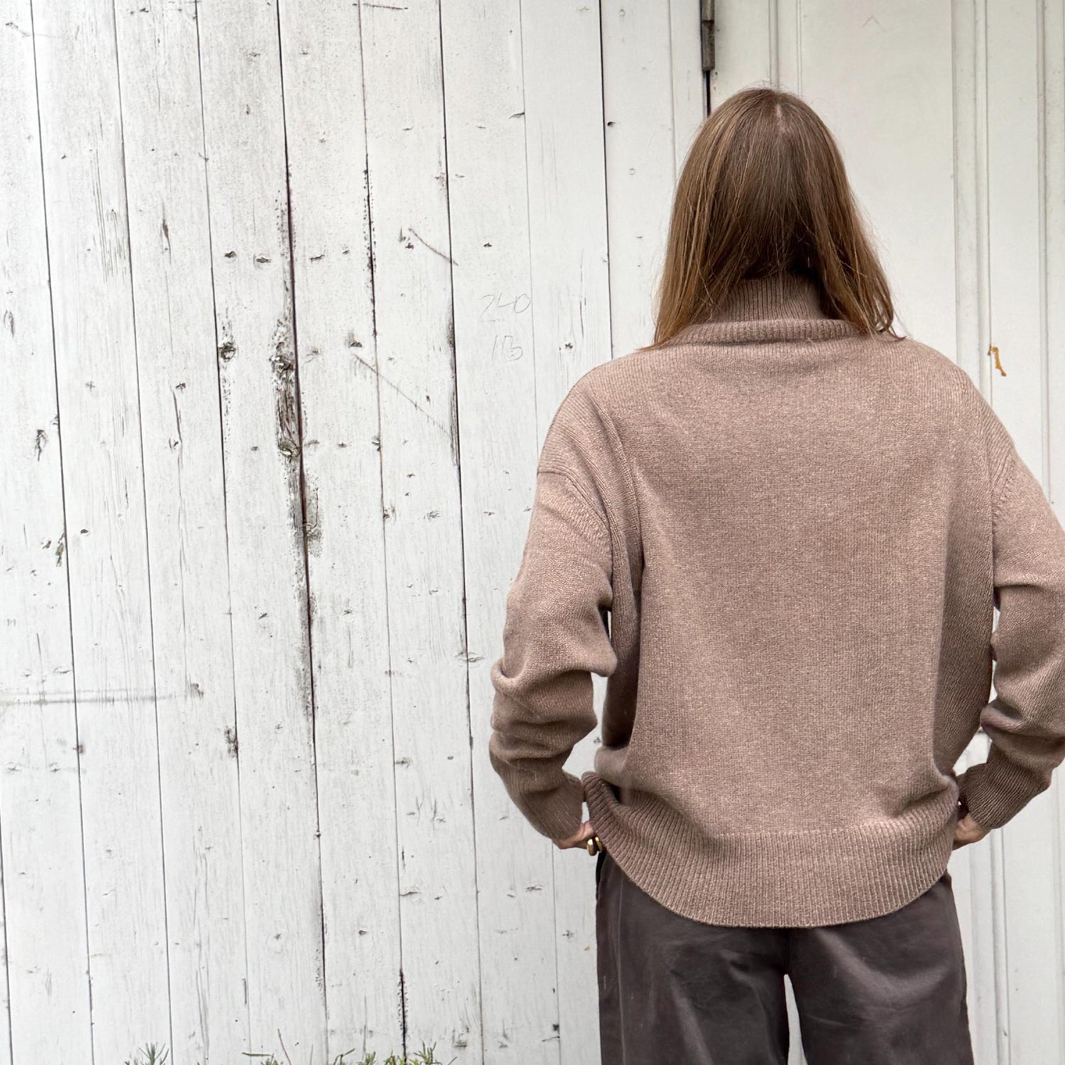 Vivian High striktrøjen fra Note Anecdote er en lækker tyk strik i en beige farve med høj hals. Perfekt til vinter og de kolde måneder!