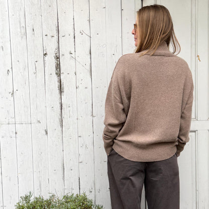 Vivian High striktrøjen fra Note Anecdote er en lækker tyk strik i en beige farve med høj hals. Perfekt til vinter og de kolde måneder!