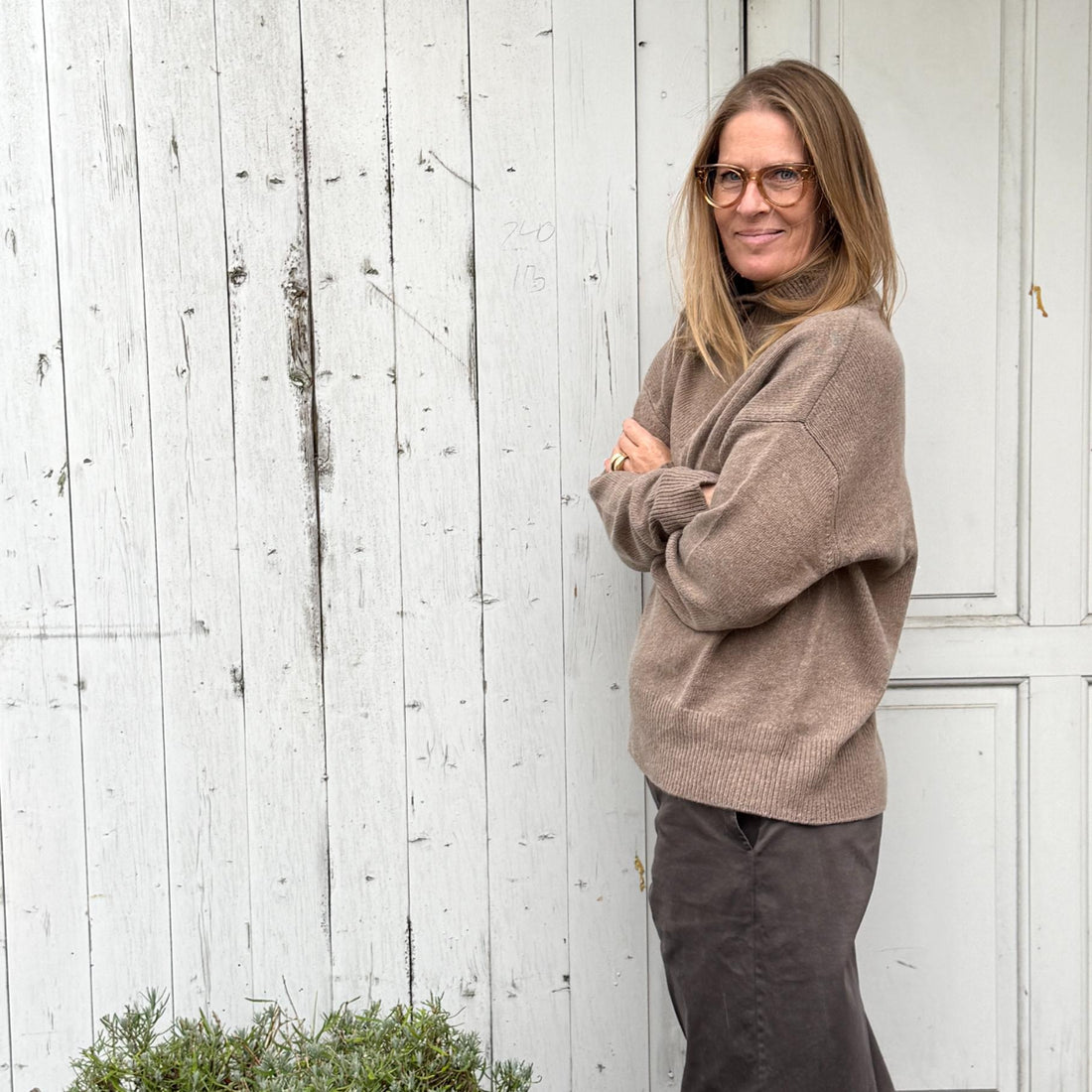 Vivian High striktrøjen fra Note Anecdote er en lækker tyk strik i en beige farve med høj hals. Perfekt til vinter og de kolde måneder!