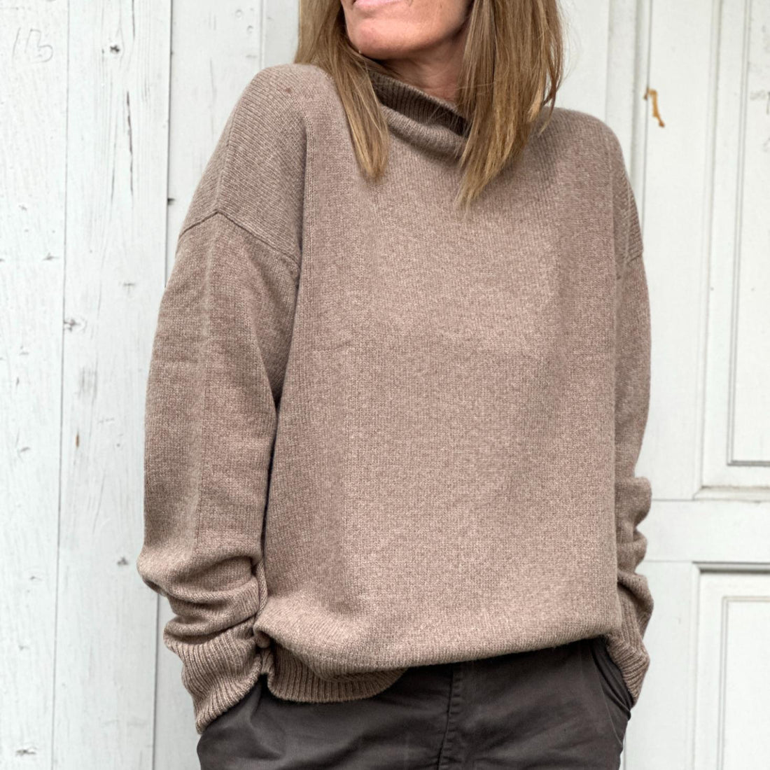 Vivian High striktrøjen fra Note Anecdote er en lækker tyk strik i en beige farve med høj hals. Perfekt til vinter og de kolde måneder!