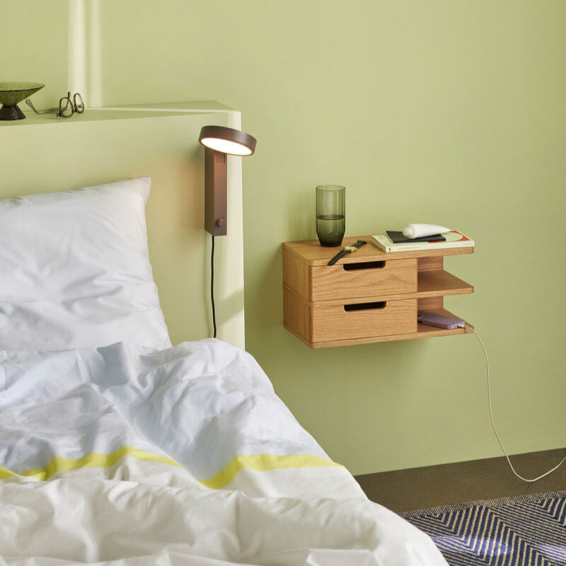 Væghylde/sengebord i egetræ fra Hübsch