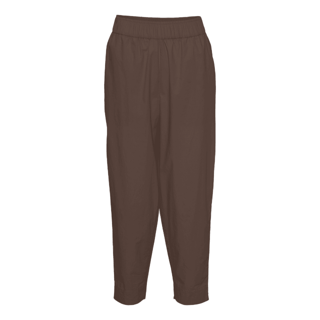 Oslo ankelbuksen fra FRAU er med ekstra plads til numse og lår, men går ind forneden ved benene. Disse er i bomuld og i brun