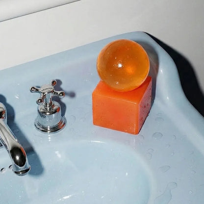 Gennemskinnelig orange OBA sæbe på koral base i fast resin
