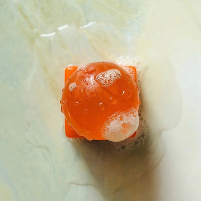 Skulpturel Papaya sæbe med frugtige noter af papaya, sød appelsin, vanilje og rav