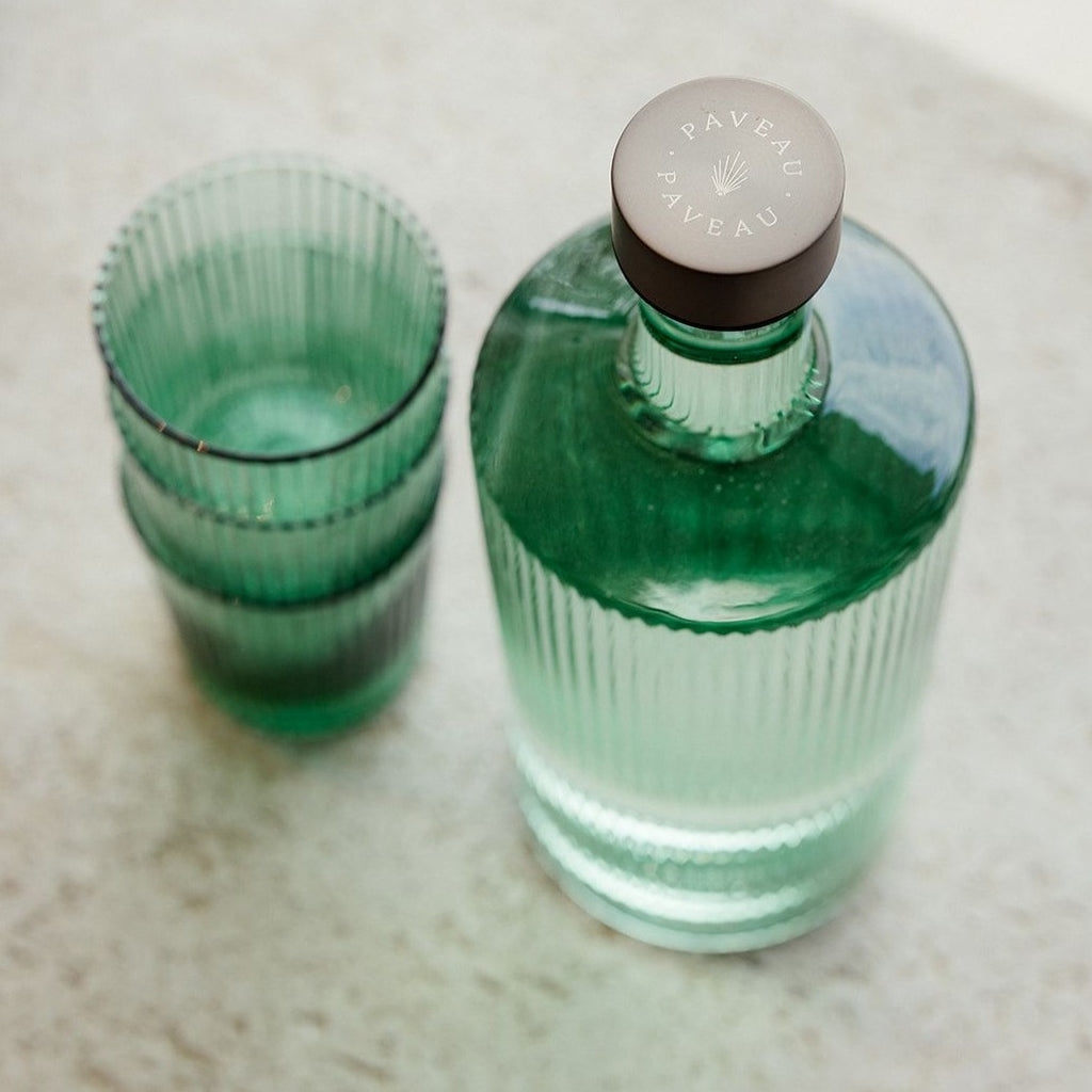 Pift dit bord op med de flotte riflet glas i farvet glas fra PAVEAU Glassware! Du kan enten vælge at mikse de forskellige farvet glas, eller du kan vælge dine glas i én farve. Bondi farven er en grøn farve