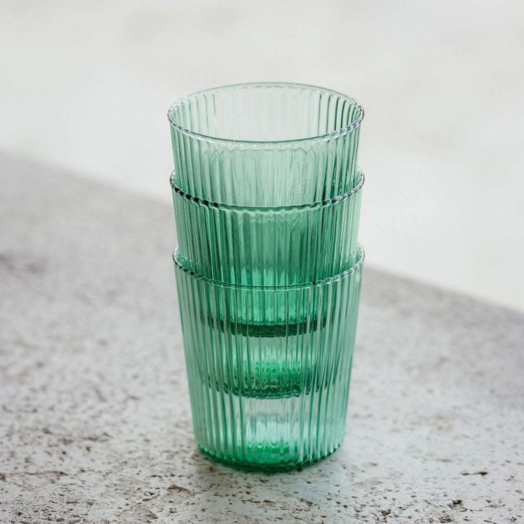 Pift dit bord op med de flotte riflet glas i farvet glas fra PAVEAU Glassware! Du kan enten vælge at mikse de forskellige farvet glas, eller du kan vælge dine glas i én farve. Bondi farven er en grøn farve