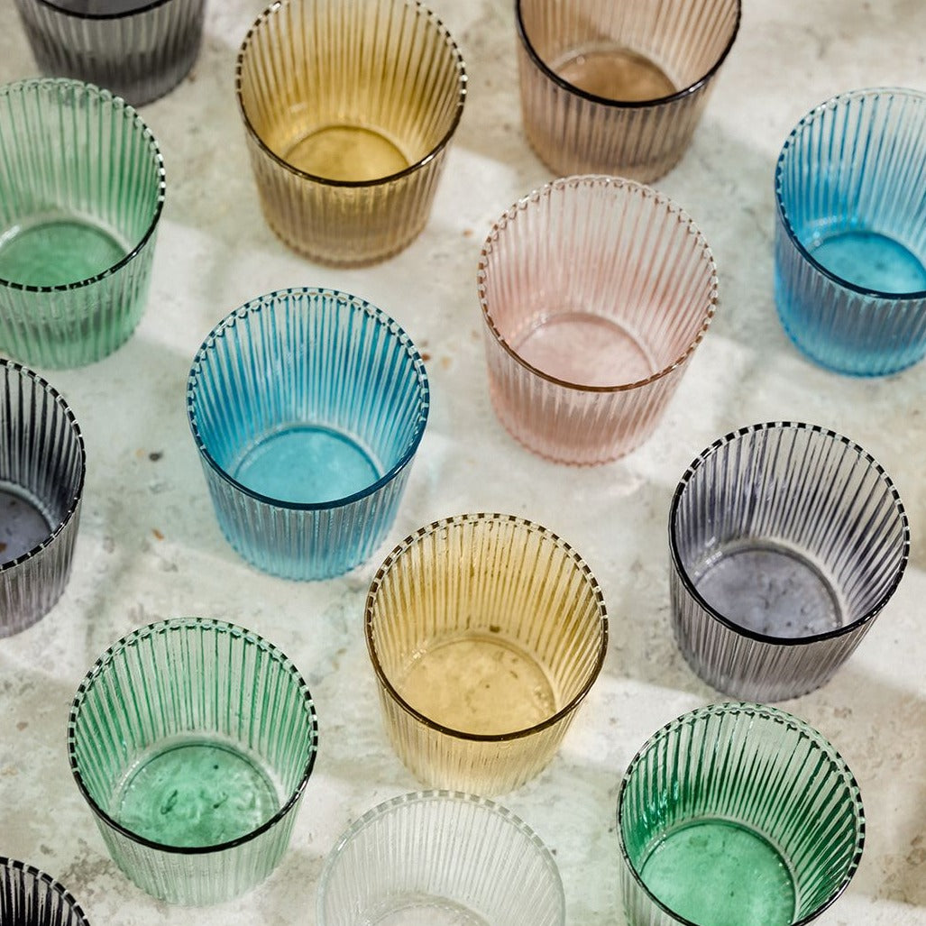 Pift dit bord op med de flotte riflet glas i farvet glas fra PAVEAU Glassware! Du kan enten vælge at mikse de forskellige farvet glas, eller du kan vælge dine glas i én farve. Bells farven er en svag rust farve