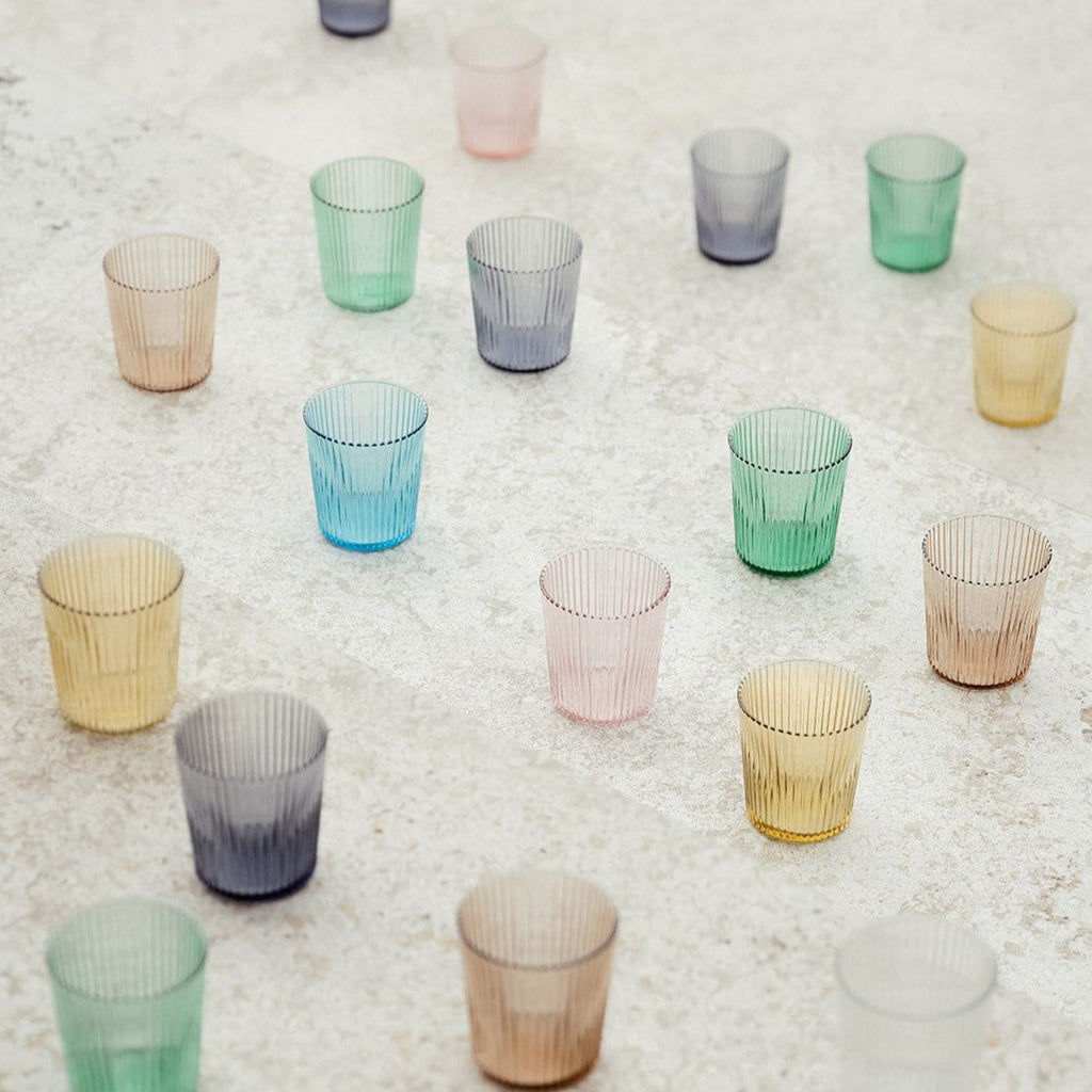 Pift dit bord op med de flotte riflet glas i farvet glas fra PAVEAU Glassware! Du kan enten vælge at mikse de forskellige farvet glas, eller du kan vælge dine glas i én farve. Bells farven er en svag rust farve