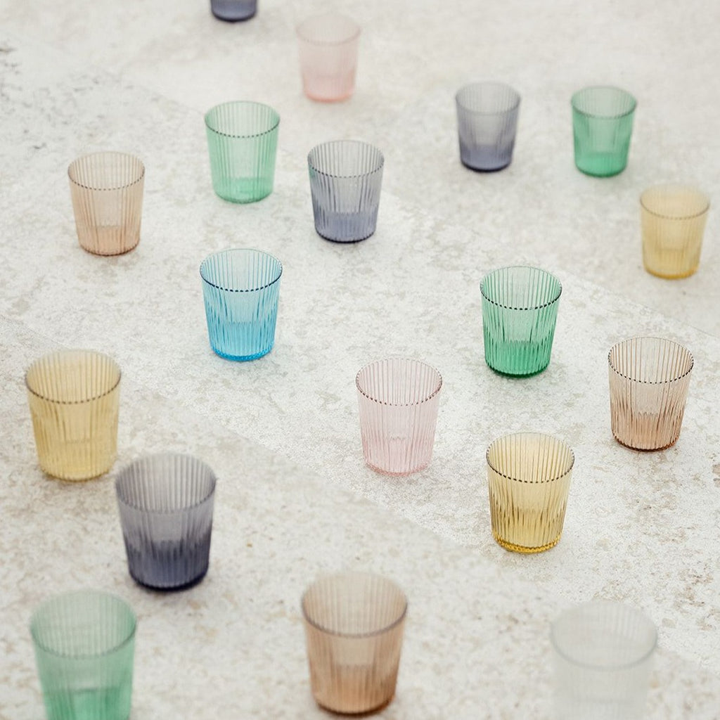 Vandglas fra Paveau Glassware. Her i farven 'LUCKY', som er en blå farve