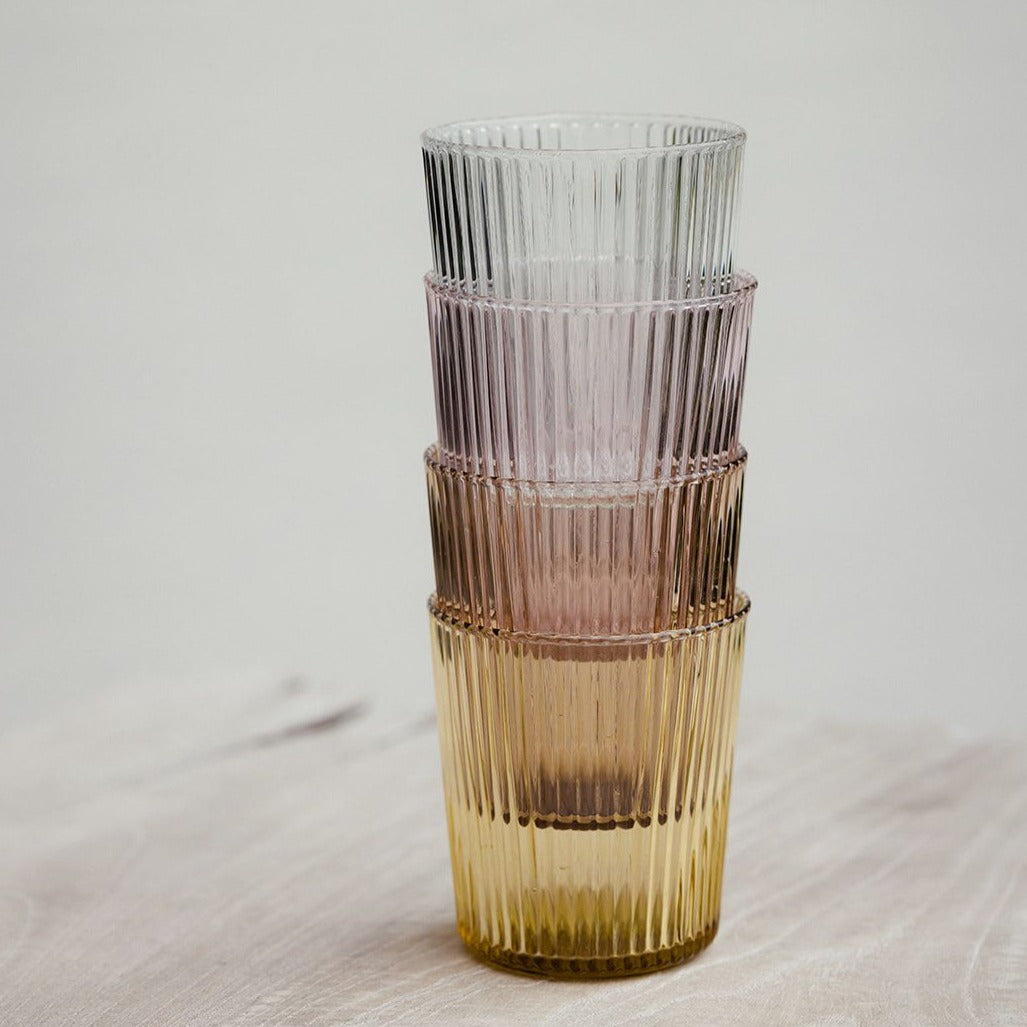 Pift dit bord op med de flotte riflet glas i farvet glas fra PAVEAU Glassware! Du kan enten vælge at mikse de forskellige farvet glas, eller du kan vælge dine glas i én farve. Bells farven er en svag rust farve