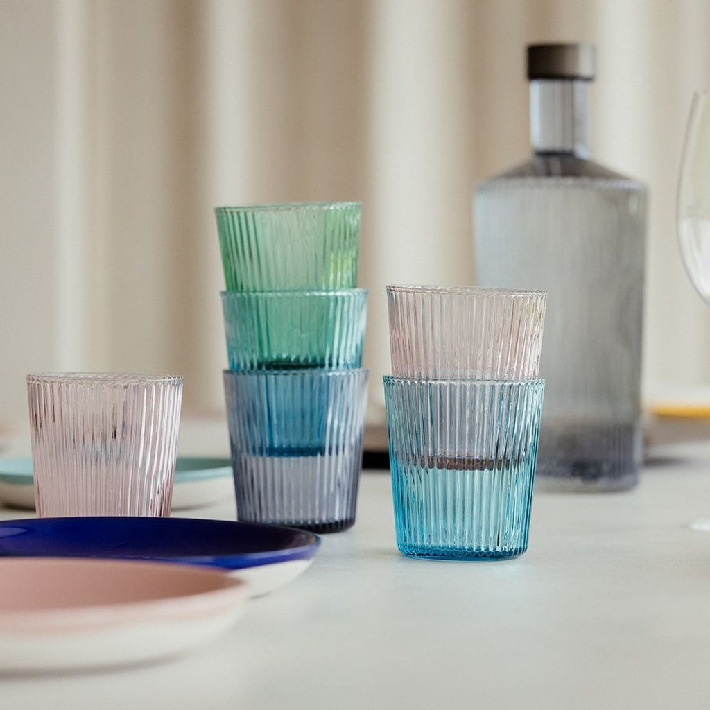 Pift dit bord op med de flotte riflet glas i farvet glas fra PAVEAU Glassware! Du kan enten vælge at mikse de forskellige farvet glas, eller du kan vælge dine glas i én farve. Bondi farven er en grøn farve