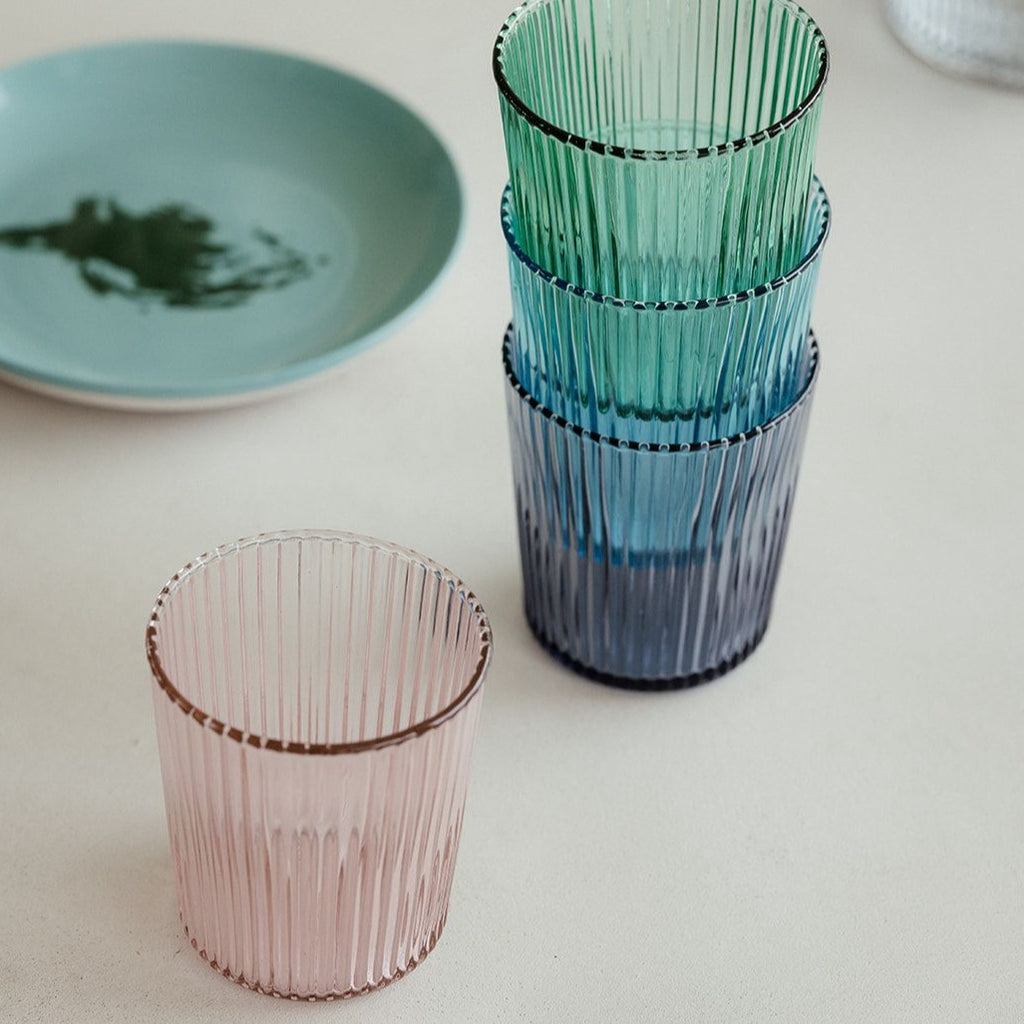 Vandglas fra Paveau Glassware. Her i farven 'rose', som er en lyserød farve