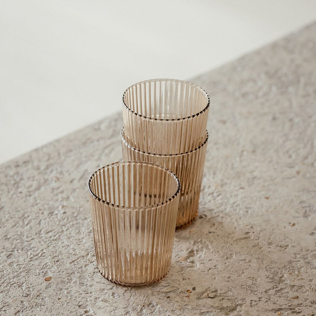 Pift dit bord op med de flotte riflet glas i farvet glas fra PAVEAU Glassware! Du kan enten vælge at mikse de forskellige farvet glas, eller du kan vælge dine glas i én farve. Bells farven er en svag rust farve