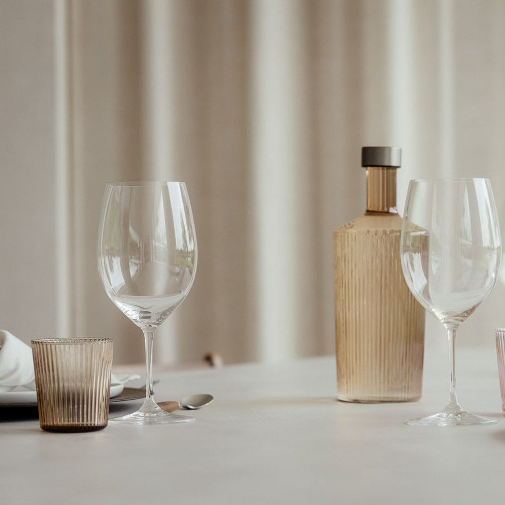 Pift dit bord op med de flotte riflet glas i farvet glas fra PAVEAU Glassware! Du kan enten vælge at mikse de forskellige farvet glas, eller du kan vælge dine glas i én farve. Bells farven er en svag rust farve