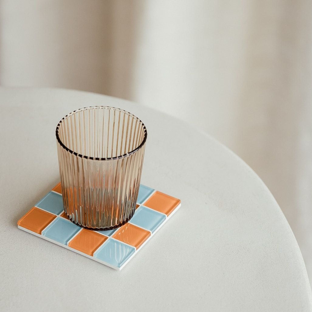 Pift dit bord op med de flotte riflet glas i farvet glas fra PAVEAU Glassware! Du kan enten vælge at mikse de forskellige farvet glas, eller du kan vælge dine glas i én farve. Bells farven er en svag rust farve