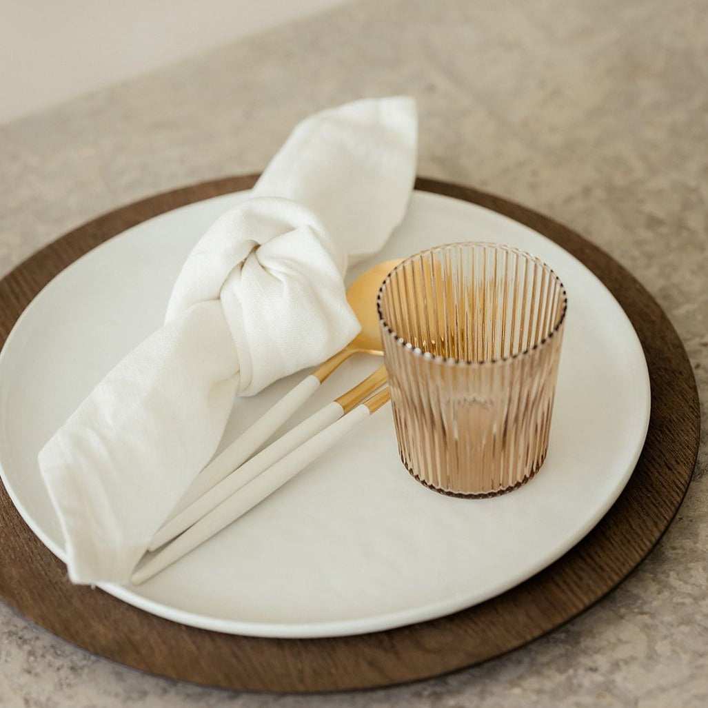 Pift dit bord op med de flotte riflet glas i farvet glas fra PAVEAU Glassware! Du kan enten vælge at mikse de forskellige farvet glas, eller du kan vælge dine glas i én farve. Bells farven er en svag rust farve