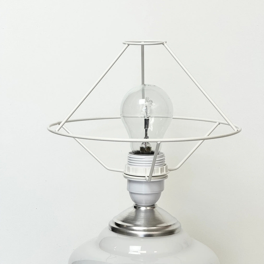 Et lille satallit stativ. Dette er i metal og hvidmalet