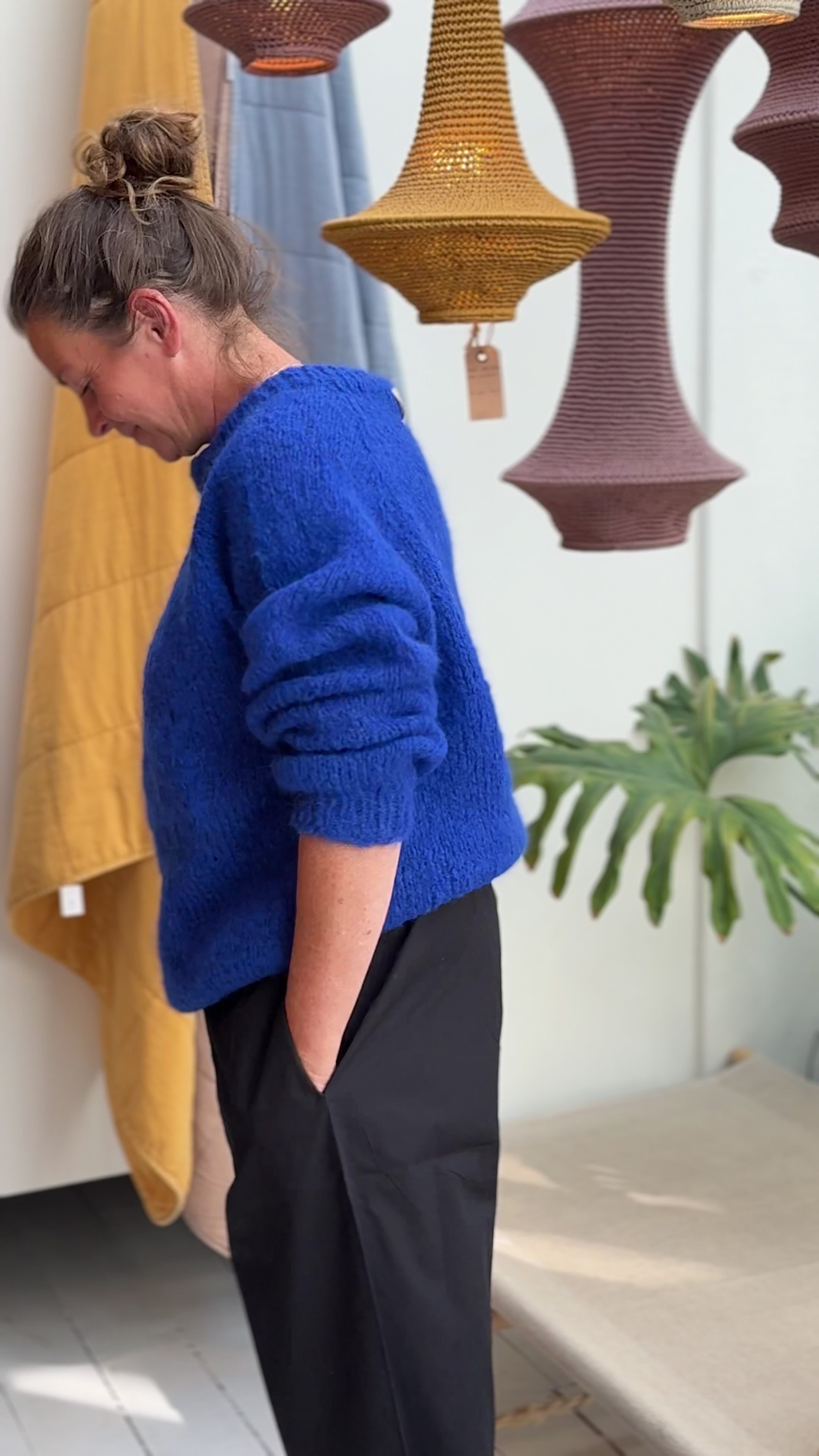 Ida Striktrøjen fra Coffee Beanies er en klassisk striktrøje med rund hals og lange ærmer. Trøjen er lavet i 100% blød alpakauld og er onesize. Denne er petroleumsblå