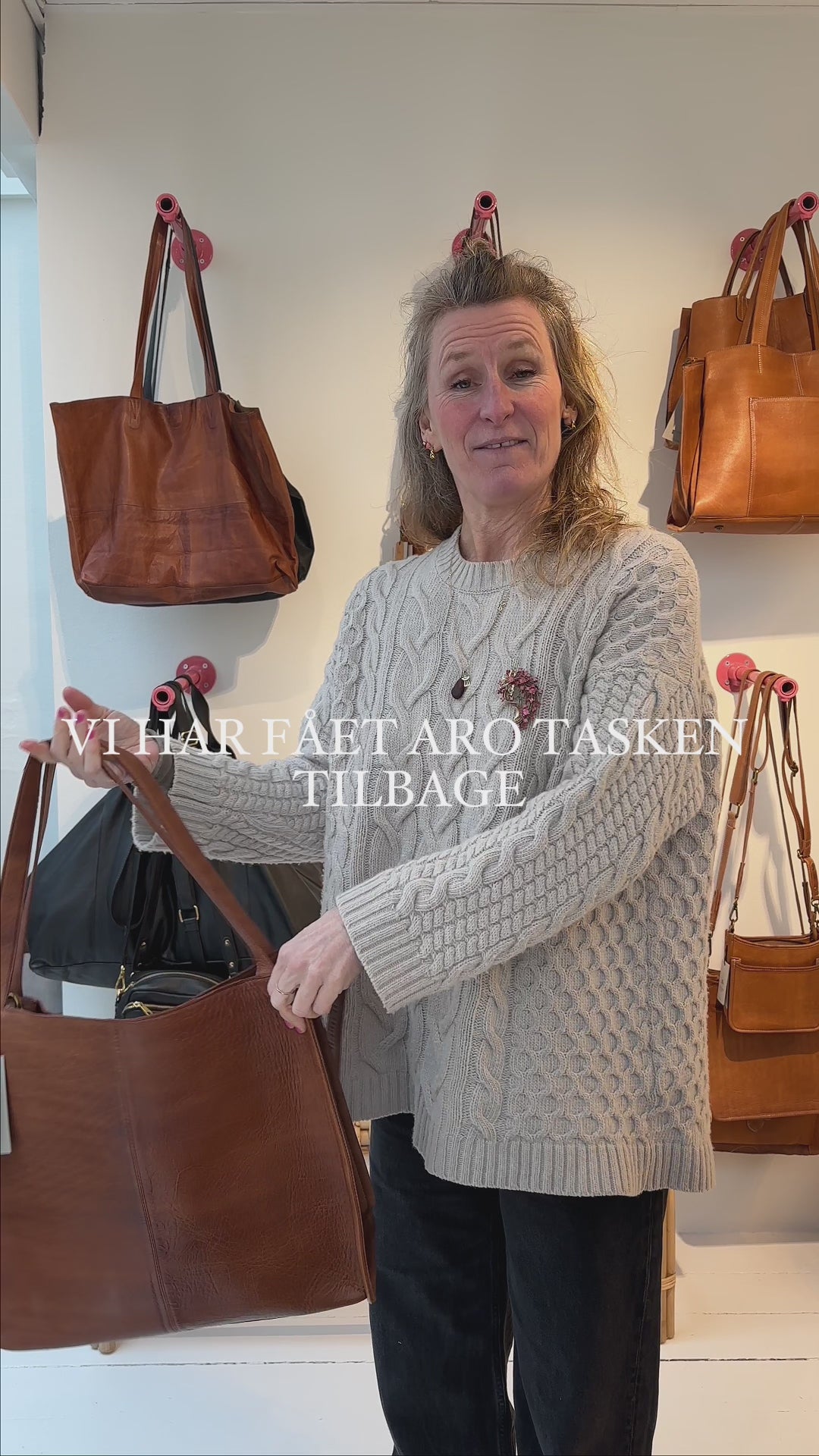 ARO er en klassisk tidløs taske. Den er firkantet har skulderstropper og en lang aftagelige skulderstrop. Brug den som arbejdstaske eller hverdagstaske