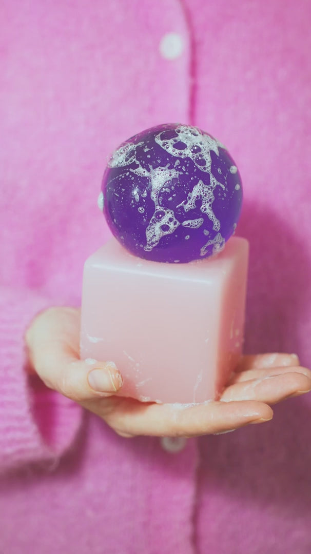 Gennemskinnelig lavendelfarvet OBA sæbe på mælket rosa base i resin