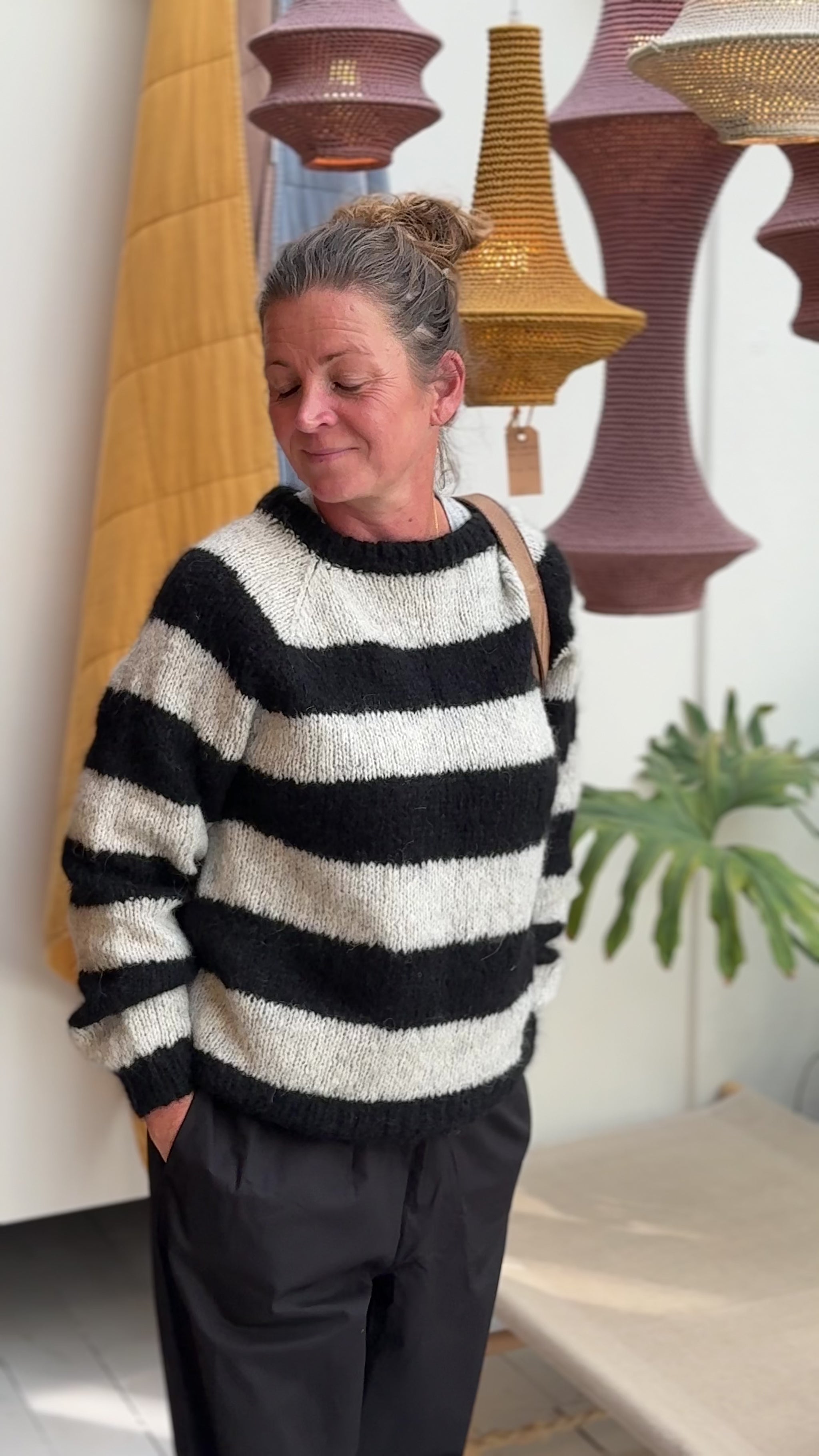 Ida Striktrøjen fra Coffee Beanies er en klassisk striktrøje med rund hals og lange ærmer. Trøjen er lavet i 100% blød alpakauld og er onesize. Denne er i grå og sort strib.