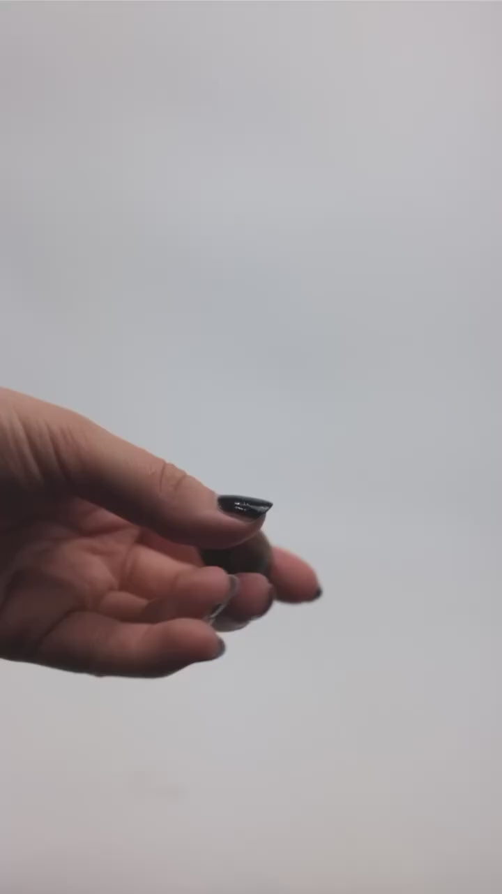 Denn smukke runde vase er lavet til agern. Den lille åbning i toppen gør, at frøet kan spire og gro et fint lille egetræ. Denne vase er gennemsigtig (clear)
