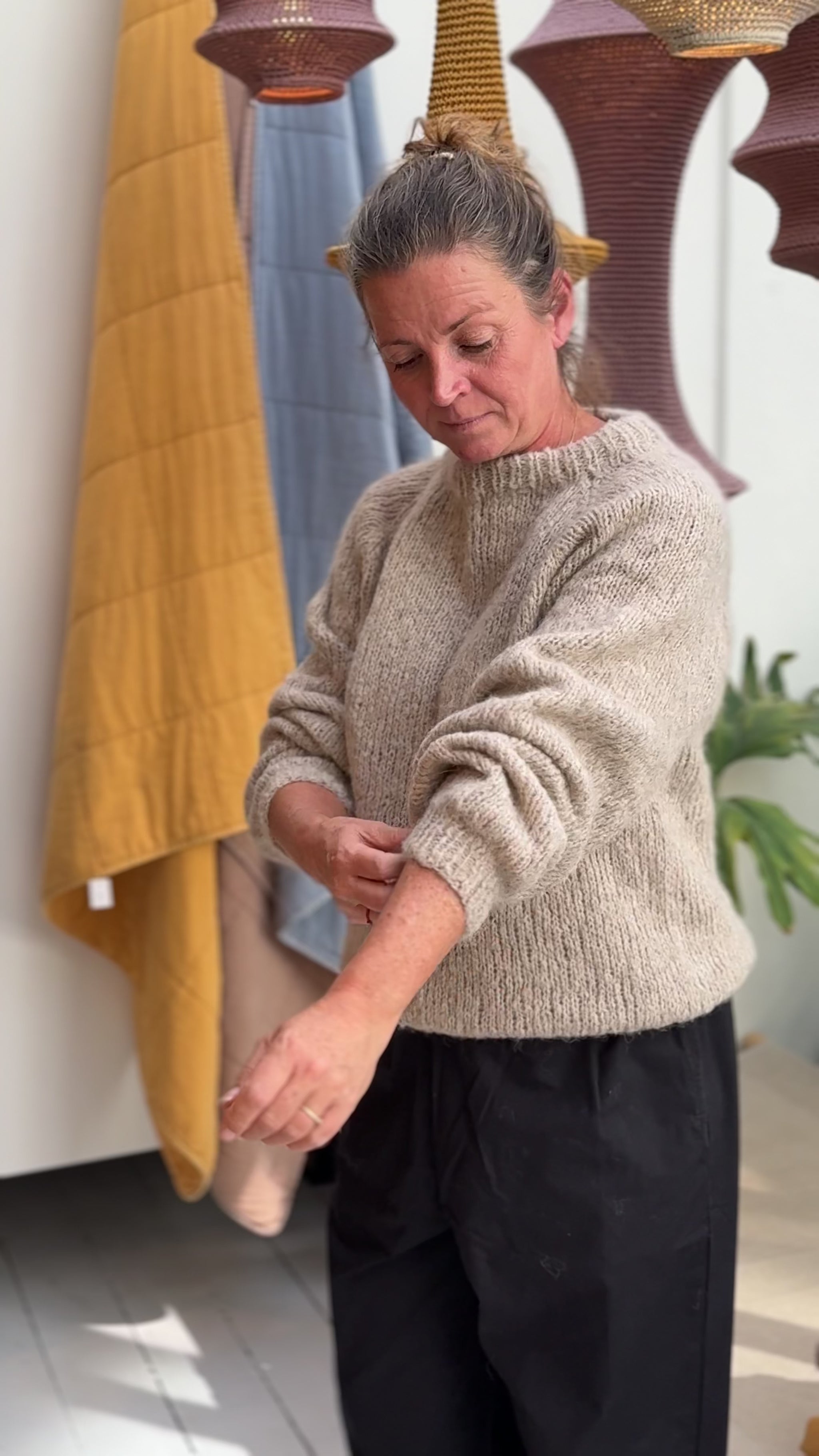Ida Striktrøjen fra Coffee Beanies er en klassisk striktrøje med rund hals og lange ærmer. Trøjen er lavet i 100% blød alpakauld og er onesize. Denne er beige