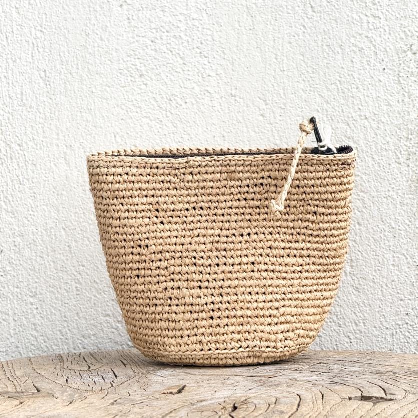 Tidløs raffia-pung i klassisk naturfarve fra Rabarany – et alsidigt accessory til både hverdag og ferie.