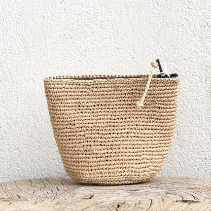 Tidløs raffia-pung i klassisk naturfarve fra Rabarany – et alsidigt accessory til både hverdag og ferie.