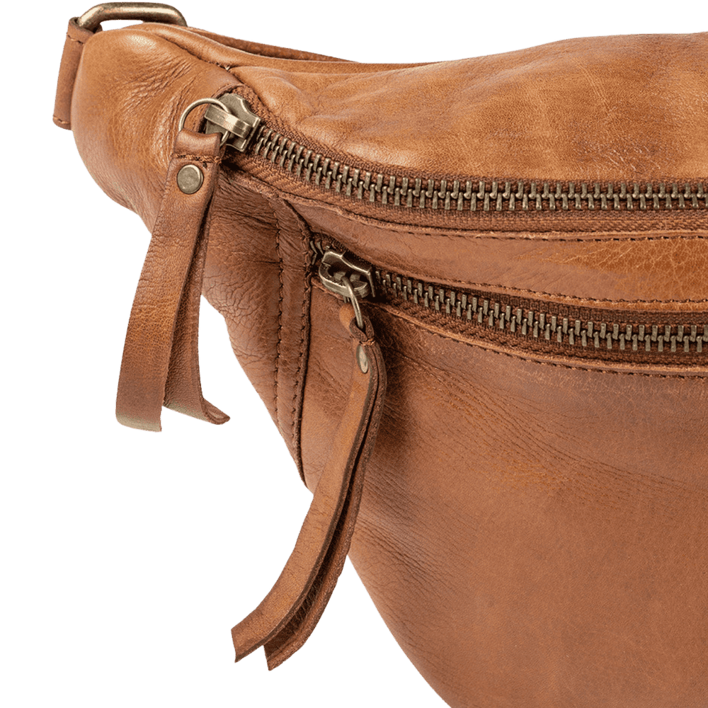 Faust er en bumbag taske fra ReDesigned. Denne er i farven walnut som er en mørkebrun læder