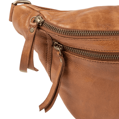 Faust er en bumbag taske fra ReDesigned. Denne er i farven walnut som er en mørkebrun læder