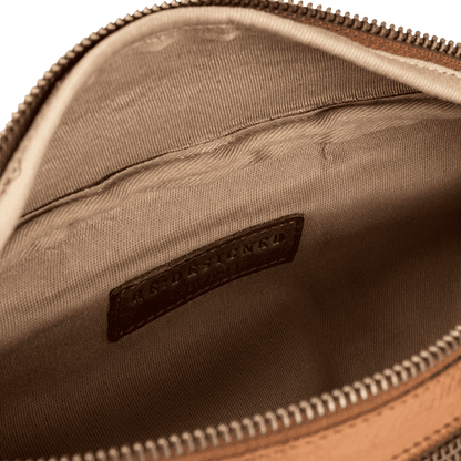 Faust er en bumbag taske fra ReDesigned. Denne er i farven walnut som er en mørkebrun læder