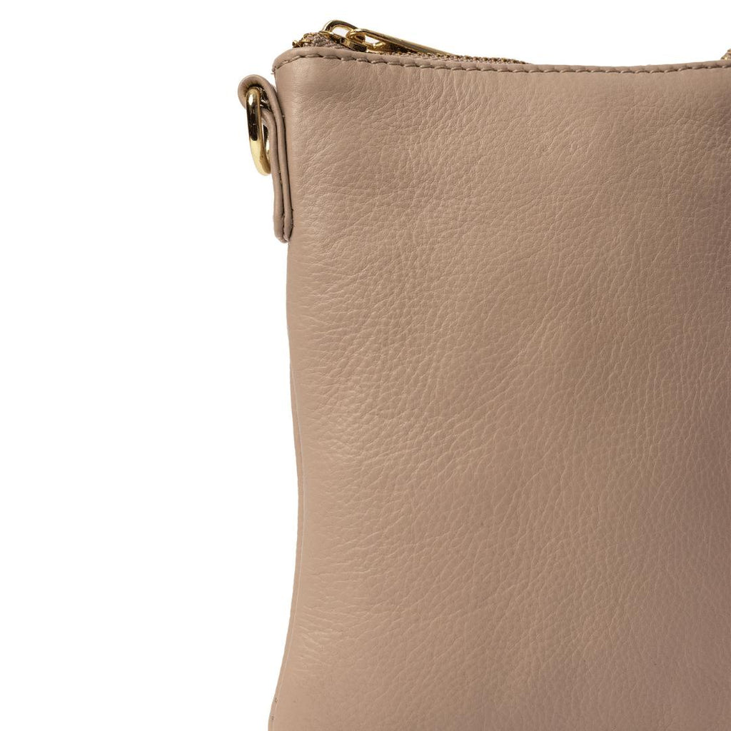 Fiola er en lille crossover taske i en svag lyserød farve