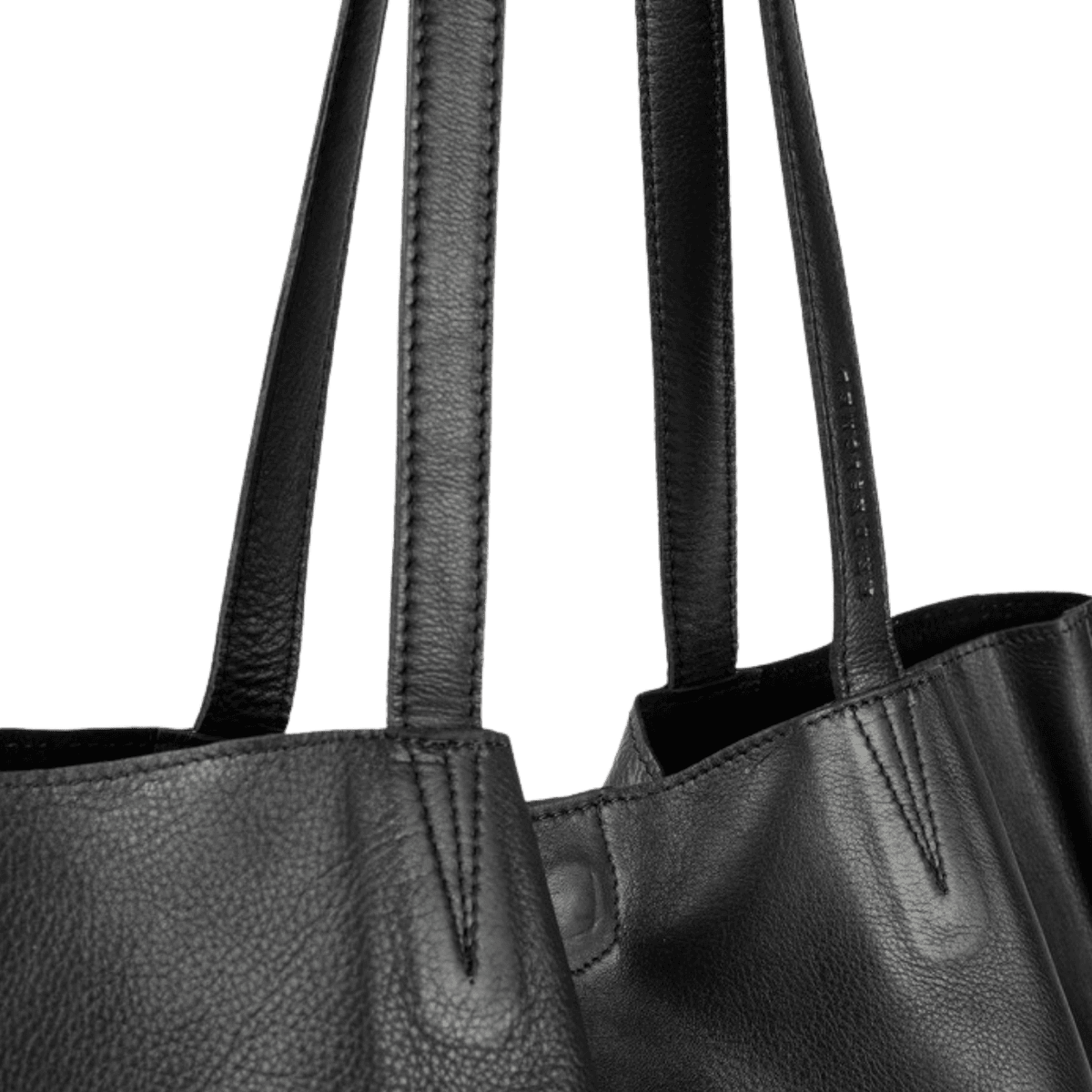 Marlo tasken er en totebag i læder fra ReDesigned. Denne er i farven black, som er en sort læder