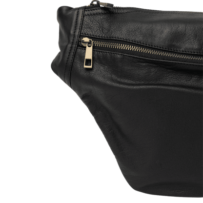Merla er en stor bumbag taske fra ReDesigned. Denne er i farven black som er en sort læder