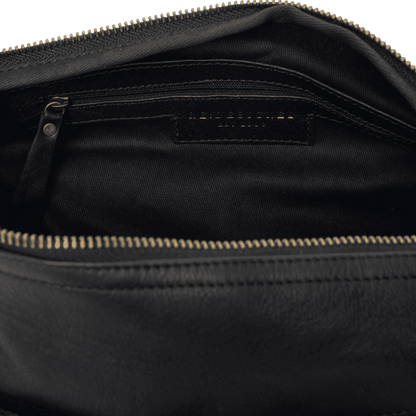 Merla er en stor bumbag taske fra ReDesigned. Denne er i farven black som er en sort læder