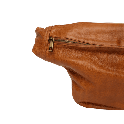 Merla er en stor bumbag taske fra ReDesigned. Denne er i farven burned tan som er en lysebrun læder